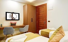 Limewood Stay Premium Studios - Near Sector 29